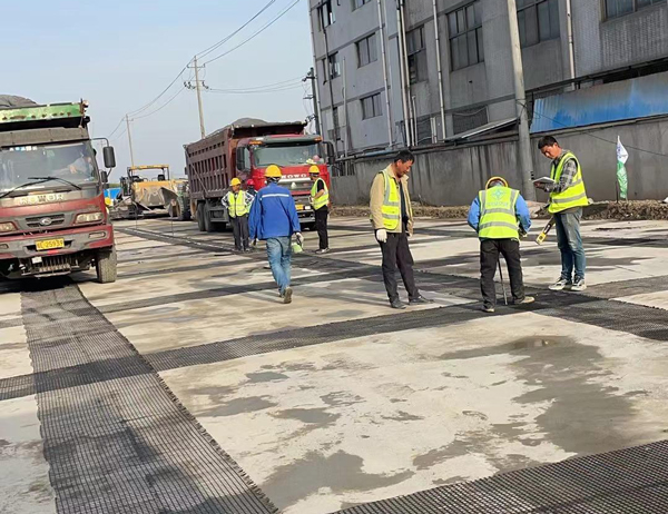 灵川老材料的新故事：玻璃纤维土工格栅如何在‘白改黑’浪潮中重获新生？